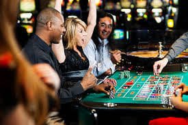 মোবাইলে Gambler প্ল্যাটফর্মে সপ্তাহান্তের গেমিং প্রস্তুতি নিচ্ছেন একজন খেলোয়াড়